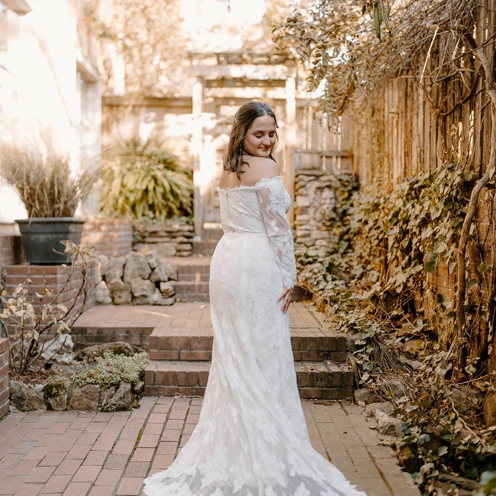 Long sleeve lacy wedding dress - Picture 2 of 2
